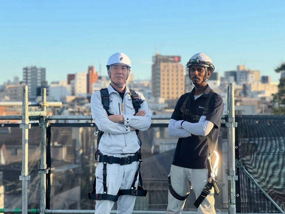足場の前に立つアジールのスタッフ
